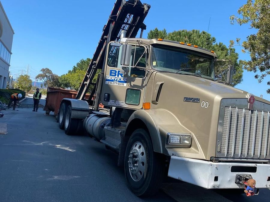 BR Services roll-off truck arriving on site with an empty container